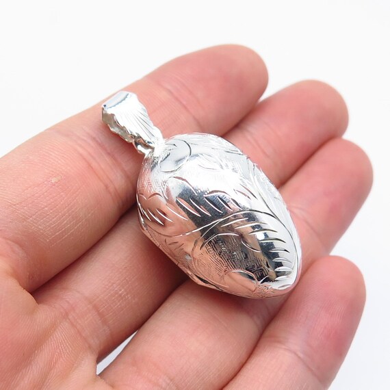 925 Sterling Silver Vintage Etched Oval Locket Pe… - image 3