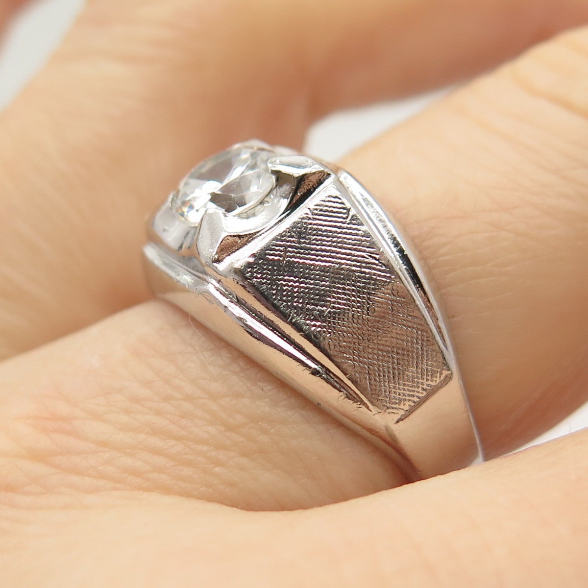 925 Sterling Silver Vintage Lind Round-cut C Z Striped Ring 925 Sterling Silver Vintage Lind Round-cut C Z Striped Ring