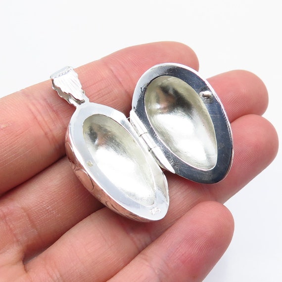 925 Sterling Silver Vintage Etched Oval Locket Pe… - image 2