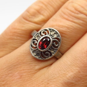925 Sterling Silver Real Red Garnet Gemstone Swirl Design Oval Ring Size 7.5