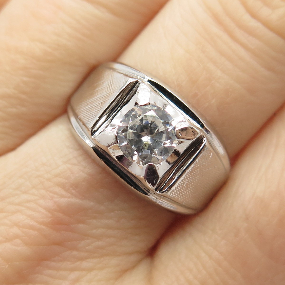 925 Sterling Silver Vintage Lind Round-cut C Z Striped Ring 925 Sterling Silver Vintage Lind Round-cut C Z Striped Ring