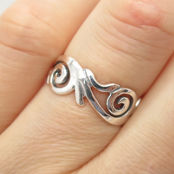 Swirl band shop ring