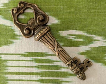 Apribottiglie con chiave in ottone vintage di metà secolo