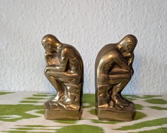 Mosiężne podpórki do książek, zabytkowy Myśliciel, rzeźba Rodina, połowa XX wieku