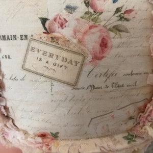 Cojín con forma de corazón estilo shabby chic: decoración vintage con volantes. imagen 3