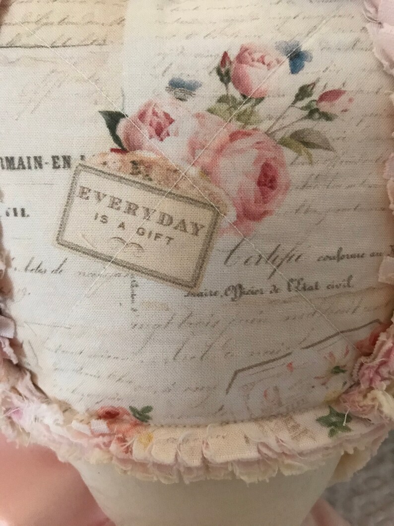 Cojín con forma de corazón estilo shabby chic: decoración vintage con volantes. imagen 3