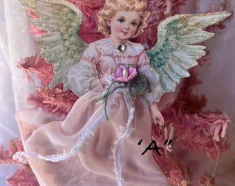 Adorno navideño de ángel de papel de inspiración vintage, estilo shabby chic en rosa pastel.