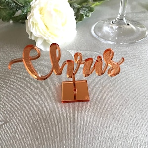 Noms de table de mariage avec base Marque-places découpés au laser en miroir Noms d'invités Enseignes personnalisées sur pied Plaques acryliques personnalisées Paramètres du nom