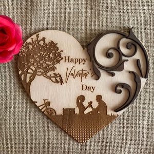 Personalisierte hölzerne Herzform - glücklicher Valentinstag - Liebe gravierte Postkarte - 3D hölzernes rustikales romantisches Herz - handgemachtes kundenspezifisches Ornament