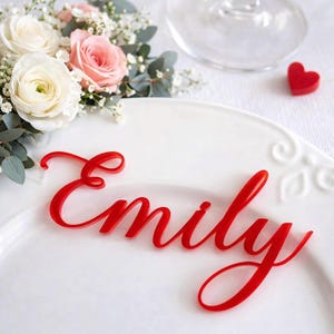 Gepersonaliseerde acrylplaatskaarten met lasergesneden namen voor bruiloftstafelinstellingen