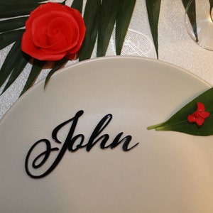 Laser geschnittene Kalligraphie Namen - personalisierte Hochzeit Tischkarten - elegante Gedecke - Namensschilder - verfügbare Farben