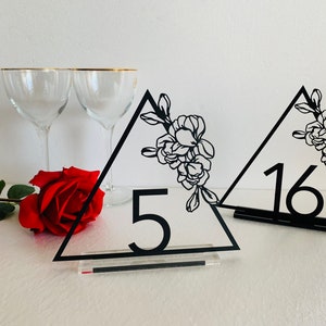 Numéros de table de mariage en métal - Fleurs coupées au laser et panneaux triangulaires géométriques - Centres de table de réception
