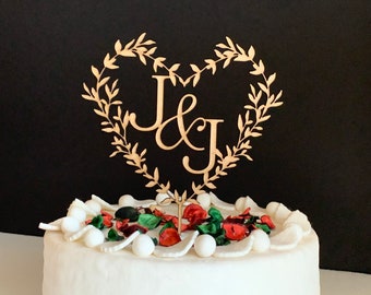 Benutzerdefinierte Hochzeitstorte Topper Personalisierte Initialen Herz Cake Topper Mr & Mrs Jubiläum Cake Topper Blumenkranz Rustikales Holz Acryl