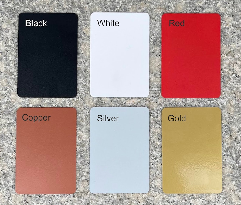 K&ouml;nnte beinhalten: Sechs kleine quadratische Karten in verschiedenen Farben. Die Karten sind mit den Farben beschriftet: Schwarz, Wei&szlig;, Rot, Kupfer, Silber und Gold.