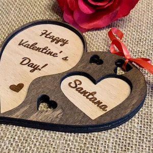 Adorno de corazón de madera personalizado para colgar y nombre grabado personalizado. Tarjeta de amor de feliz día de San Valentín. Regalo para ella. Corazón de madera rústico hecho a mano