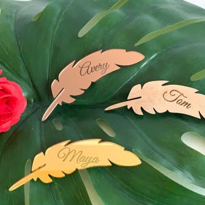 Plaatskaarten blad Gepersonaliseerde bloemen Bruiloft alternatief hout Aangepaste zitkaarten Spiegel acryl Lasergesneden verenvorm Gegraveerde naamkaartjes