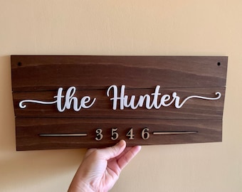Handgefertigtes Schild mit Familienname und Hausnummer, personalisiertes Adressschild aus Holz, rustikale Wandkunst für den Außenbereich