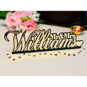 Letrero personalizado con apellido para boda de Sr. y Sra. Letrero independiente personalizado para mesa principal Decoraciones para mesa de novios Apellido Centros de mesa dorados y negros