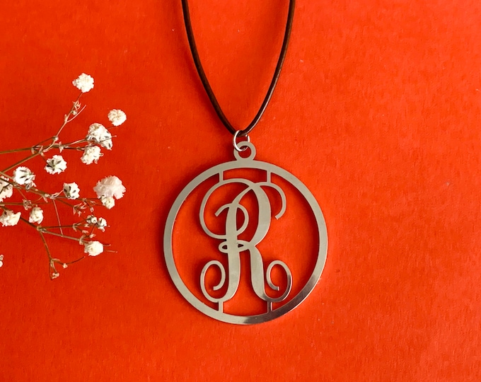 Custom Monogram Initial Necklace Personalized Monogram Round Initial Pendant Bridesmaid Gift Cursive Letter Handmade Jewelry Stainless Steel