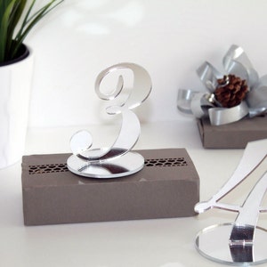 Numeri da tavolo in argento specchiato per matrimoni, porta numeri, numeri da tavolo in acrilico indipendenti, numeri tagliati al laser con base, cartelli per matrimoni da 3,4"