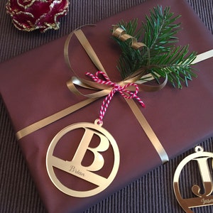 Etiquetas de regalo personalizadas Letras cortadas con láser Etiquetas de regalo personalizadas Adorno navideño Adorno inicial Nombres grabados en oro Letras colgantes Etiquetas de regalo