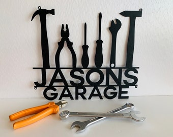 14" Panneau de garage en métal personnalisé Nom personnalisé Emplacement du garage Art mural en métal Plaque de pendaison de crémaillère Décor Man Cave Cadeau de papa pour mécanicien