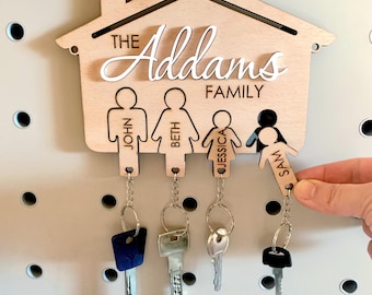 Personalized Wooden Key Rack with Family Members – Custom Wall Mount Key Holder