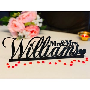 Letrero de metal con el nombre de la boda Letrero de señor y señora Letrero con nombre personalizado Letrero de apellido independiente personalizado Decoración de mesa con forma de corazón Centro de mesa con el apellido