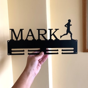 Gepersonaliseerde hardloopmarathon medaillehouder aangepaste naam metalen displayrek sportprijzen loper cadeau voor mannen, atleet muurhanger, race run