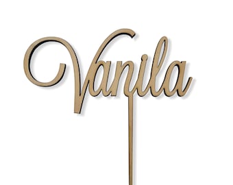 Può includere: Un topper per torta in legno con la parola "Vanilla" scritta in corsivo.
