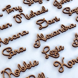 Marque-places en bois Petits noms découpés au laser Prénoms personnalisés sur plaque Étiquettes de mariage en bois Paramètres de noms de lieu Premier ornement de bébé personnalisé Rustique