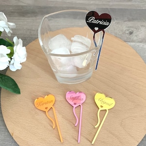 Ciondoli per calici da vino personalizzati Ciondolo per vino in acrilico personalizzato Etichette per bevande nuziali Cuori incisi Segnabicchieri da cocktail Decorazioni per addio al nubilato