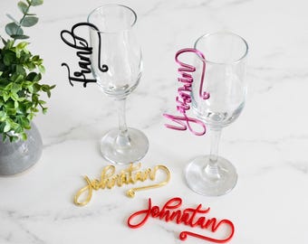 Dijes personalizados para copas de vino de boda, etiquetas de nombre personalizadas, marcadores para cócteles y tarjetas de lugar.
