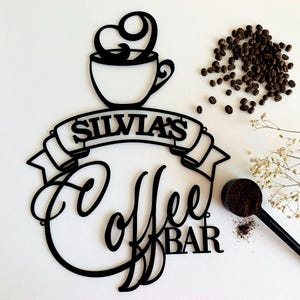 パーソナライズされたコーヒーバーメタルネームサインカスタムレーザーカットカップお母さんおばあちゃんコーヒー愛好家への新築祝いギフト壁アート装飾キッチンネームサイン