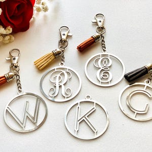 Personalisierter Schlüsselanhänger mit Quaste für Frauen Silber Monogramm Schlüsselring Individueller Buchstabe Brautjungfer Schlüsselanhänger Geschenk für Sie Metall Monogrammiert