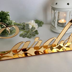 Letrero para tarjeta de boda Letrero para mesa Letrero dorado para decoración de mesa Decoración para recepción de eventos Fiesta de despedida de soltera Letras cortadas con láser Independiente