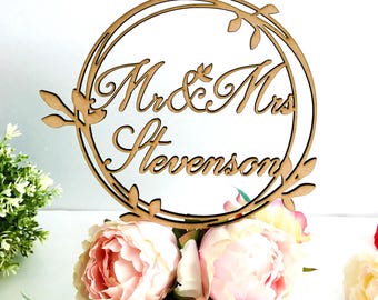 Decorazione personalizzata per torta nuziale "Mr & Mrs" con cognome a scelta e ghirlanda d'alloro.