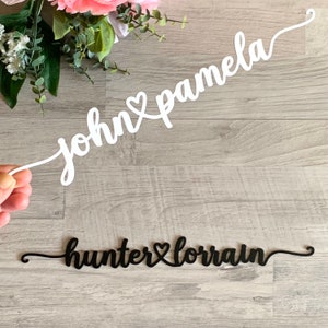 Personalisiertes Paar-Namensschild & Herz, Benutzerdefinierte Vornamen, Metallschild, Benutzerdefiniertes Liebesschild, Script Laser Cut Namen, Verbindungsherz-Namensschild