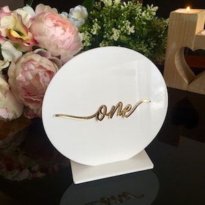 Wedding Table Numbers Handmade White Acrylic Signs Laser Cut Calligraphy Numbers Circle Centerpieces Freestanding Reception Decor Plexiglass