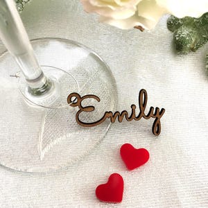 Gepersonaliseerde wijnglas bedel aangepaste naam cadeaukaartjes bruiloft bord plaatskaarten houten plaatsnaam instelling kleine lasergesneden tafelnamen met gat