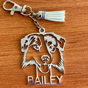 Llavero personalizado de pastor australiano con nombre personalizado. Regalo para amantes de los perros australianos.