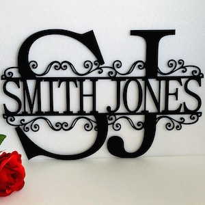 Letrero de metal personalizado con nombre dividido y monograma, letras divididas con 2 nombres personalizados, letrero colgante para pared, regalo de inauguración de la casa, regalo de aniversario, letrero para puerta