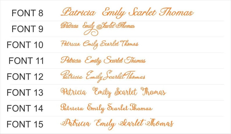 Peut inclure: Un tableau pr&eacute;sentant huit styles de polices cursives orange distincts, &eacute;tiquet&eacute;s FONT 8 &agrave; FONT 15. Chaque ligne affiche le nom Patricia Emily Scarlet Thomas &eacute;crit dans une police manuscrite unique, dispos&eacute;e horizontalement sur un fond blanc.