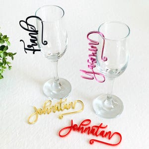 Aangepaste bruiloft wijnglasbedels Gepersonaliseerde naamkaartjes Cocktaildrankmarkeringen Lasergesneden plaatskaarten Hangende naamkaartjes voor drankjes voor glazen