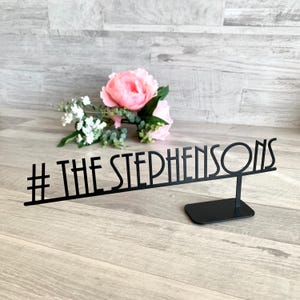 Personalisierte Laser Cut Name Schild Ständer Tischplatte Beschilderung Freistehende Hochzeitsdeko Business Logo Ihr Text hier Custom Tag Schreibtischschild