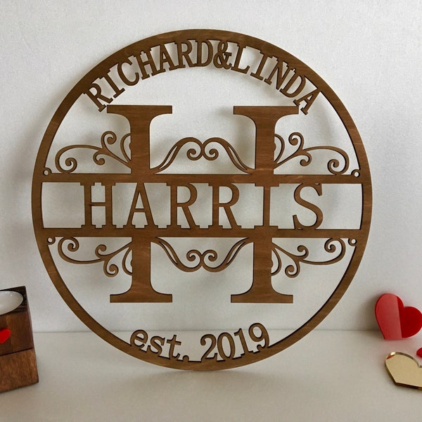 Plaque de nom de famille en bois personnalisée, cadeau de mariage en bois, lettre initiale fractionnée découpée au laser, prénoms est. Année de fondation Monogramme personnalisé