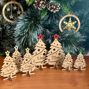 Árboles de Navidad familiares personalizados, mamá, papá e hijos, adornos de madera independientes hechos a mano, nombres de lugares personalizados, tarjetas de lugar de Navidad