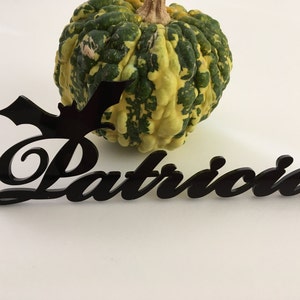 Marque-places d'Halloween personnalisés avec une chauve-souris - Noms personnalisés découpés au laser - Décoration de fête d'Halloween - Noms de lieu - Noms des invités