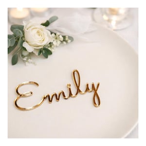 Nombres de mesa, tarjetas de cortesía personalizadas y etiquetas con los nombres de los invitados.
