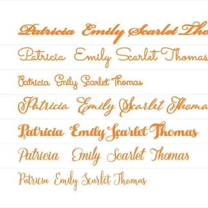 Peut inclure: Un tableau pr&eacute;sentant sept styles de polices d'&eacute;criture orange distincts, &eacute;tiquet&eacute;s FONT 1 &agrave; FONT 7. Chaque ligne affiche le nom Patricia Emily Scarlet Thomas, la FONT 2 incluant le nom suppl&eacute;mentaire William en typographie cursive.